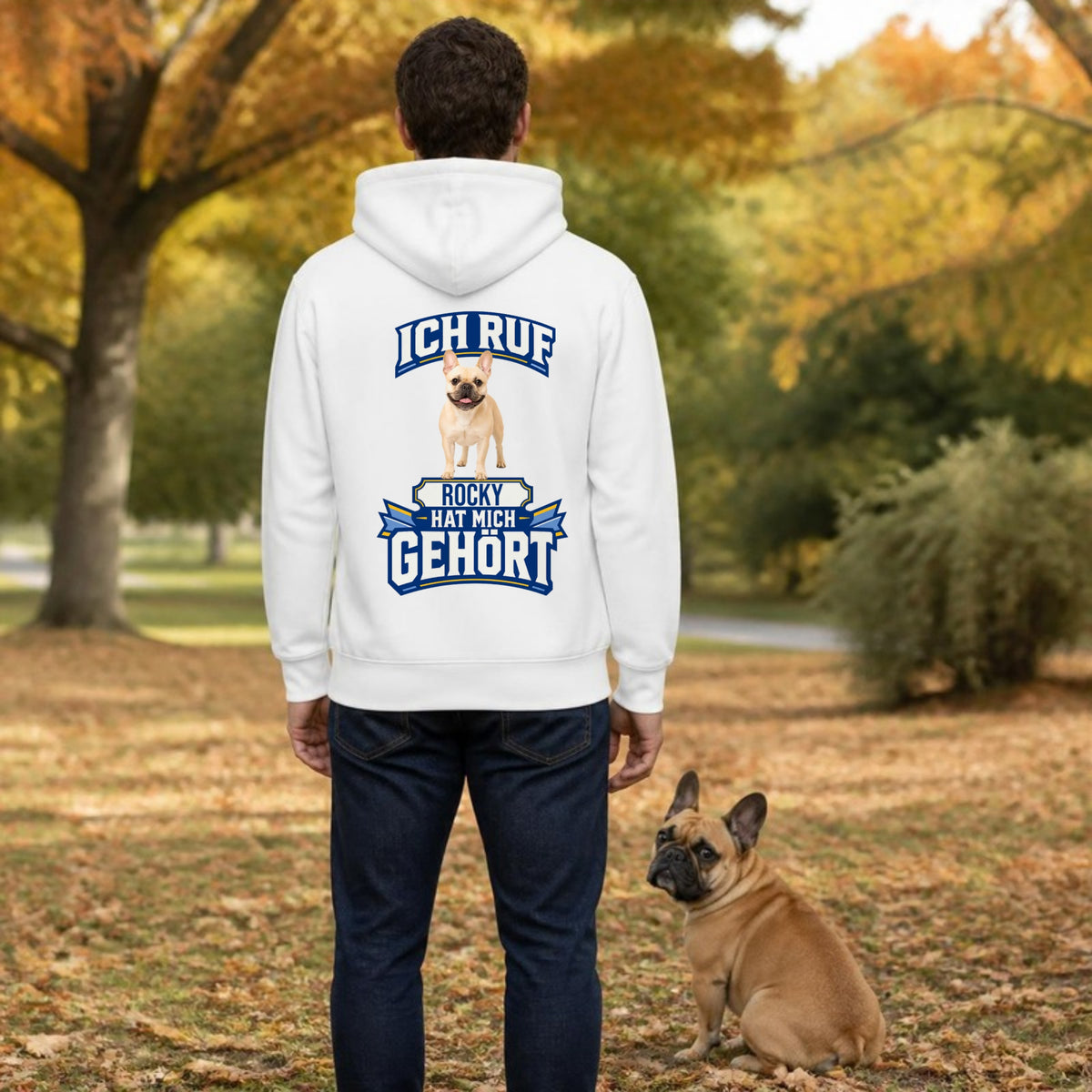 Mann im weißen Ich-ruf-Hoodie mit Rueckendruck Rocky, French Bulldog sitzt daneben im Herbstpark – personalisierter Hunde-Hoodie mit Foto und Name | Lil Snouts