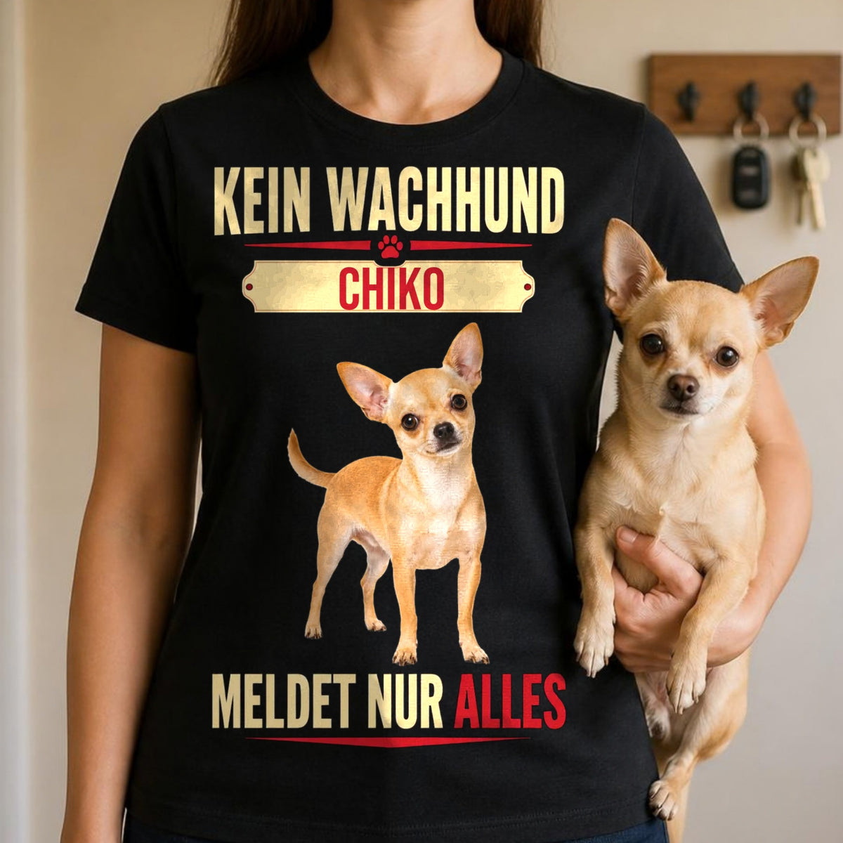 Frau traegt schwarzes T-Shirt Kein Wachhund mit Chihuahua auf dem Arm im Hausflur
