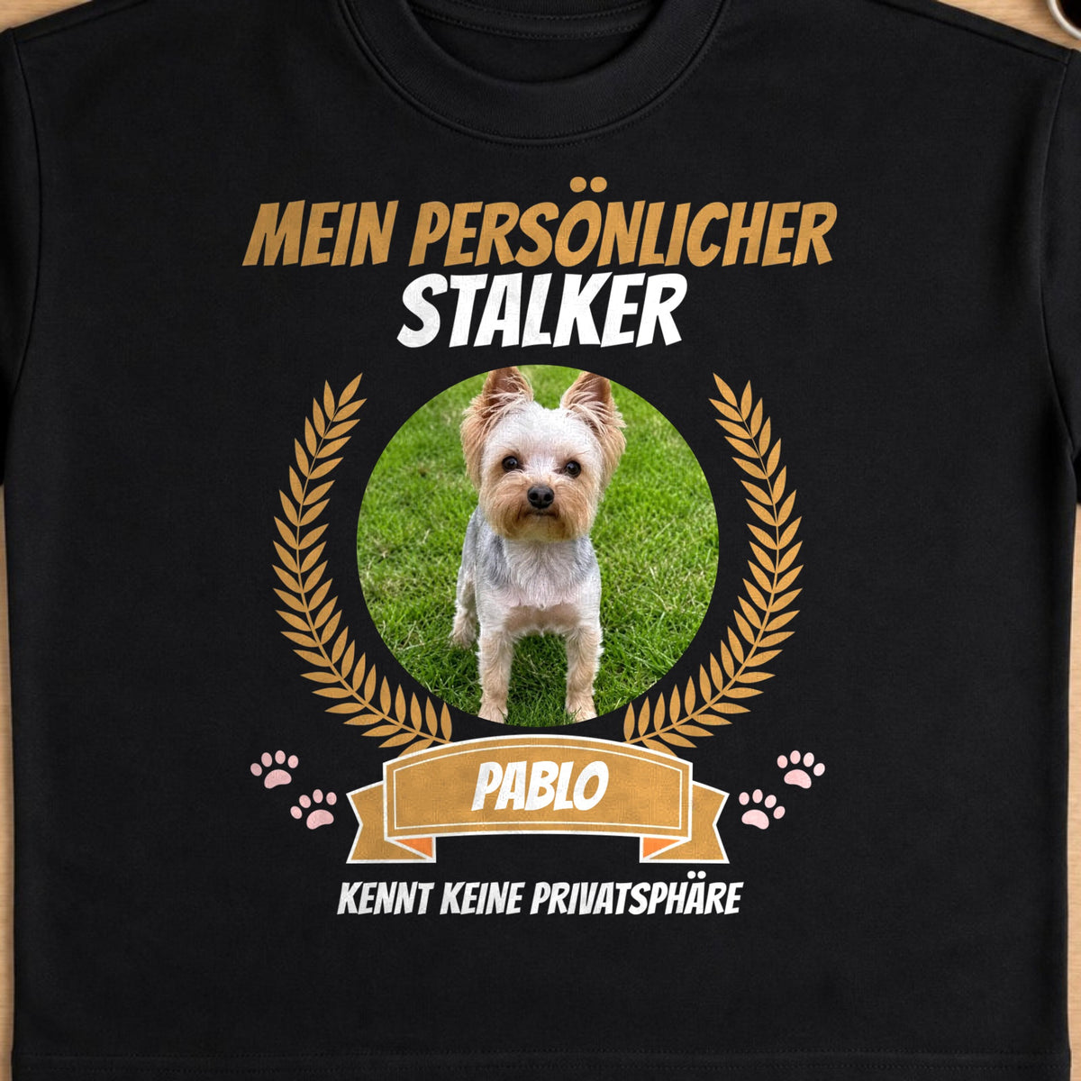Schwarzes T-Shirt Mein persoenlicher Stalker Nahaufnahme Flatlay