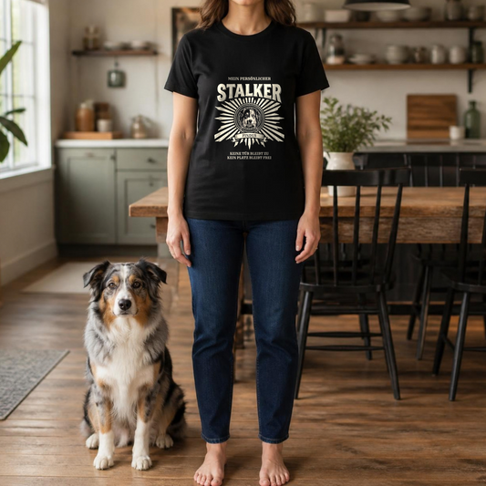 Getragenes Mockup Mein persönlicher Stalker T-Shirt