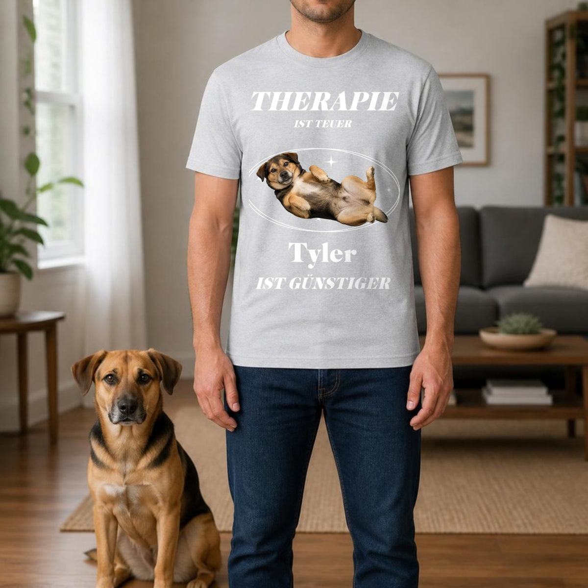Mann im grauen T-Shirt 'Therapie ist teuer, Tyler ist guenstiger' im Wohnzimmer, brauner Hund sitzt daneben – personalisiertes Hunde-T-Shirt mit Foto und Name | Lil Snouts