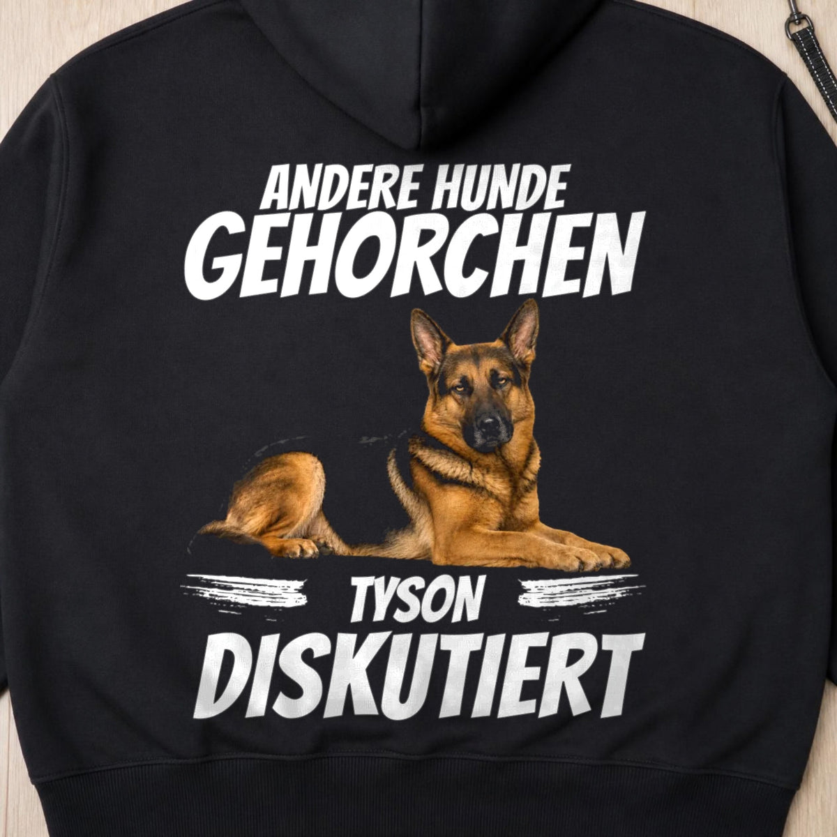 Schwarzer Hoodie Andere Hunde gehorchen Schaeferhund Tyson Rueckendruck Nahaufnahme