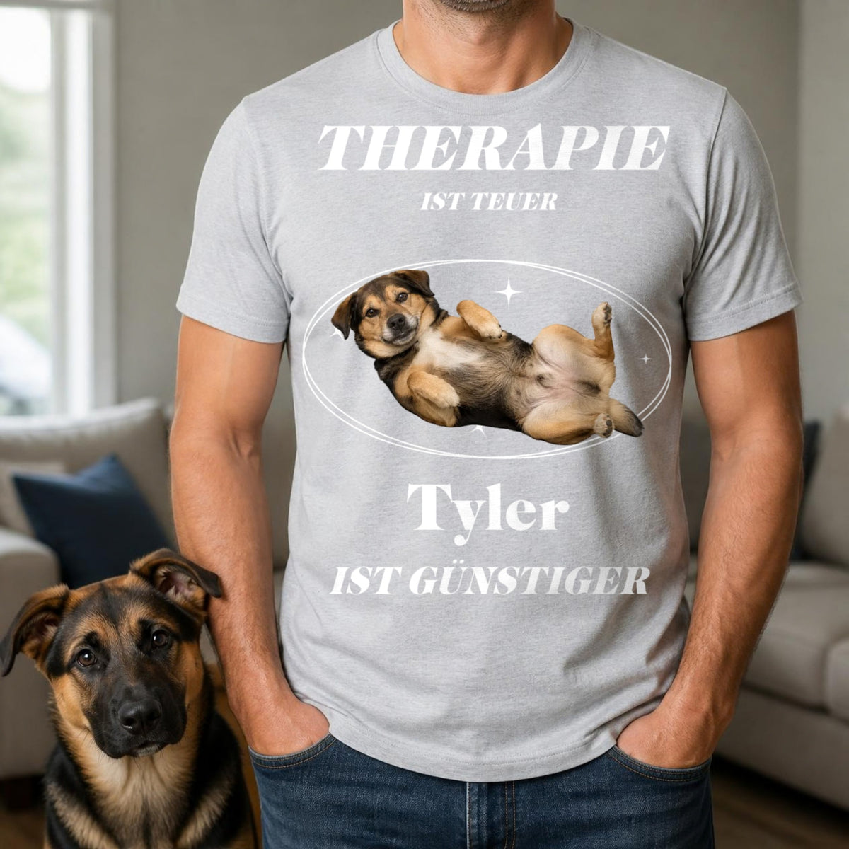 Mann traegt graues T-Shirt Therapie ist teuer mit Schaeferhund-Mischling im Wohnzimmer
