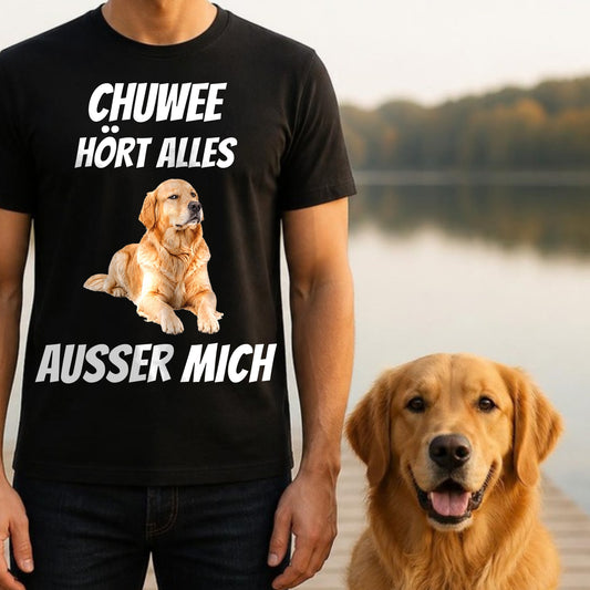 Mann traegt schwarzes T-Shirt Hoert alles mit Golden Retriever