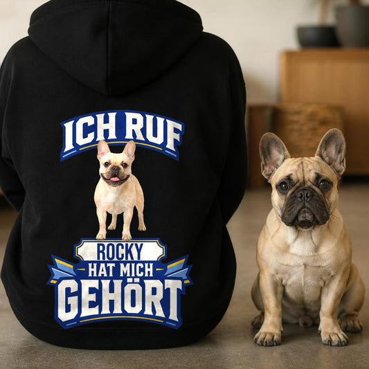 Frenchie sitzt neben Frau im schwarzen Hoodie mit Ich-ruf-Rueckendruck