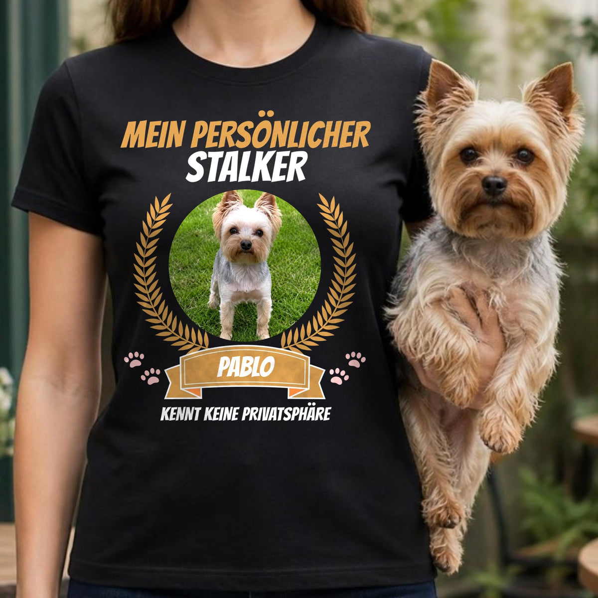 Frau traegt schwarzes T-Shirt Mein persoenlicher Stalker mit Yorkshire Terrier