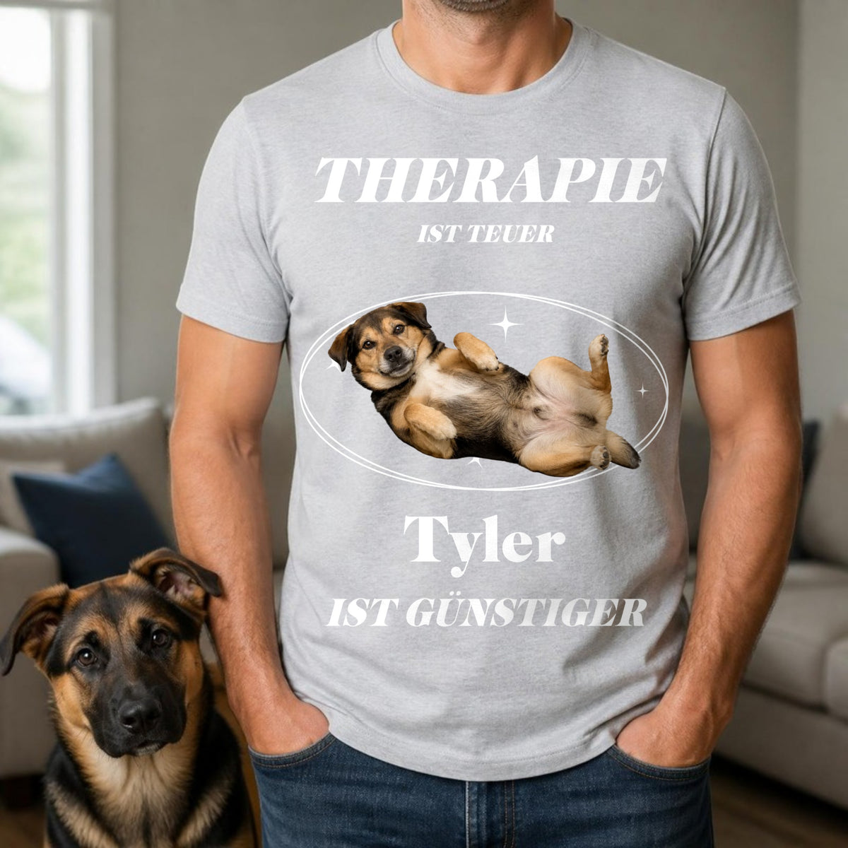 Mann traegt graues T-Shirt Therapie ist teuer mit Schaeferhund-Mischling im Wohnzimmer